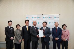 赤澤経済産業大臣に要望書を手交している写真