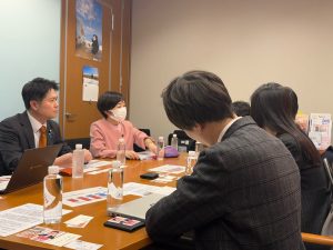 村田きょうこ参議院議員と中国からレアアース等の資源が輸入できない問題について、経済産業省と中小企業庁と意見交換をしている画像。