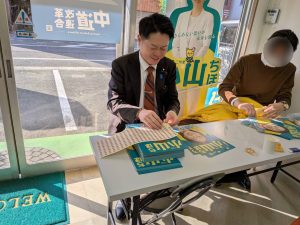 本日より始まった衆議院議員選挙の愛知15区（豊橋市・田原市）から２期目の挑戦をしている「小山ちほ」衆議院議員候補の応援に郡山りょう参議院議員が駆け付けて、事務所で証紙貼りを手伝っている画像